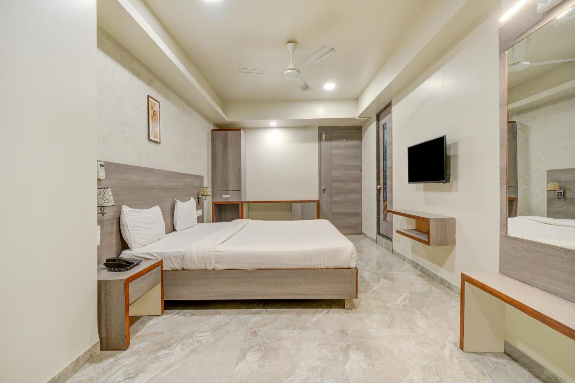 Hotel Desert Inn Tharad Exterior photo