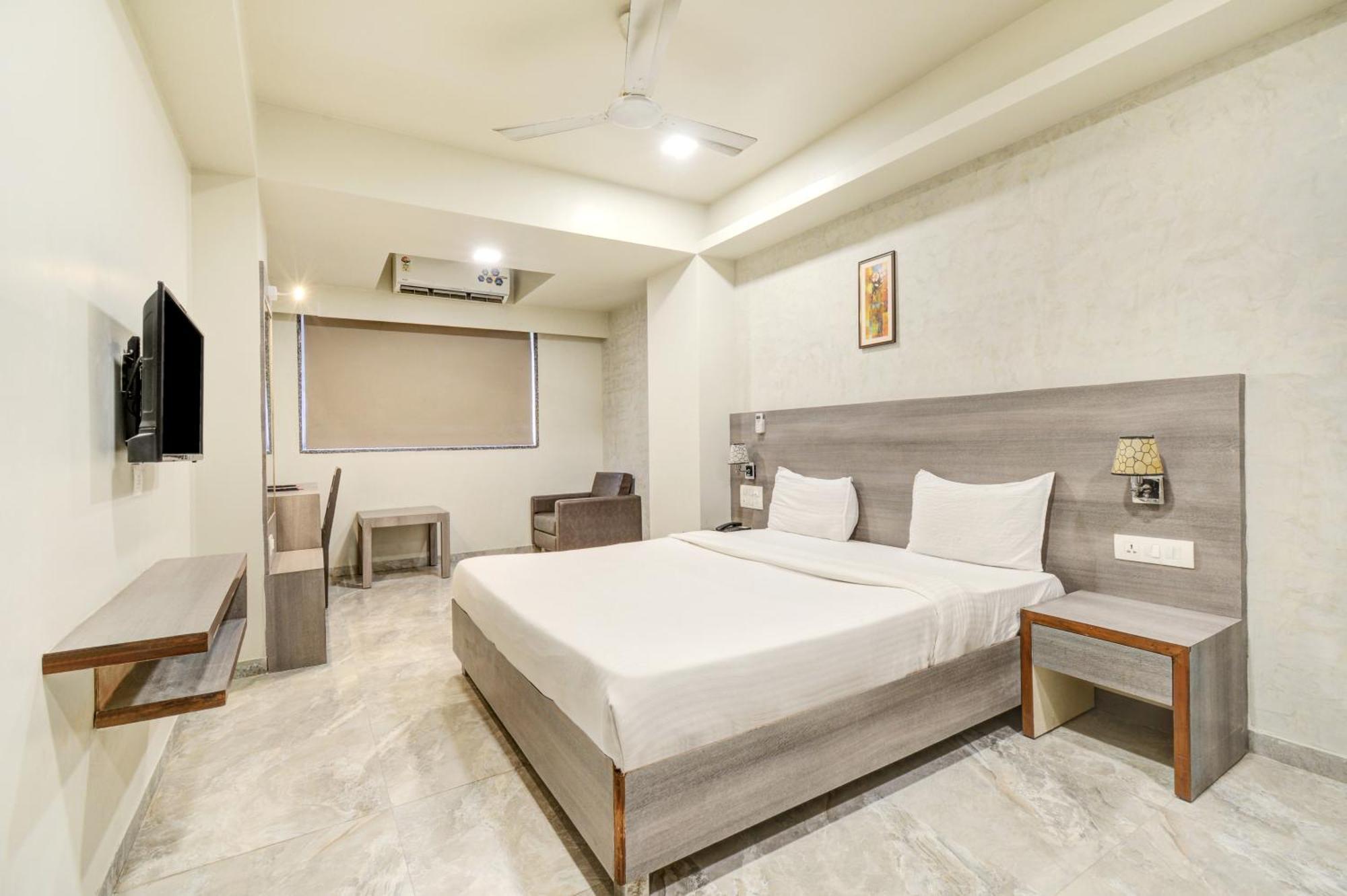 Hotel Desert Inn Tharad Exterior photo
