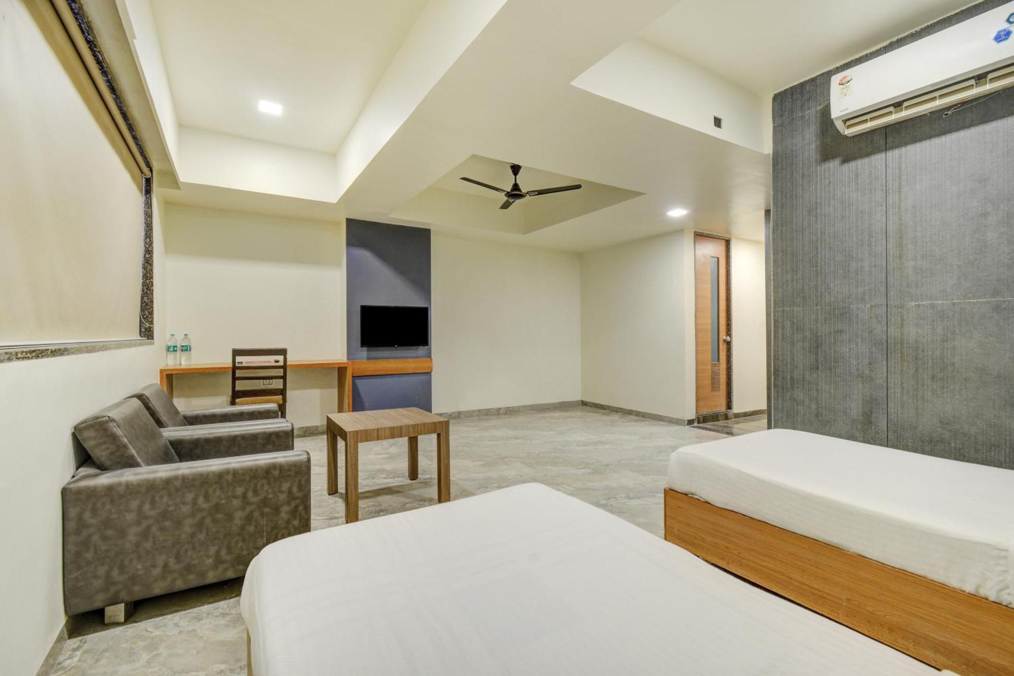 Hotel Desert Inn Tharad Exterior photo